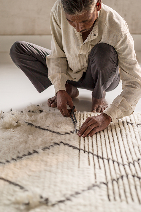 An Armadillo artisan uses scissors to ensure the rug's smallest details are accounted for.