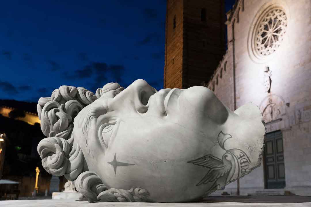 Fabio Viale tattoos an enormous sculpture bringing the contemporary to the ancient.