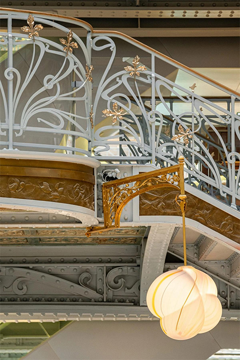 La Samaritaine's interior details in gold.