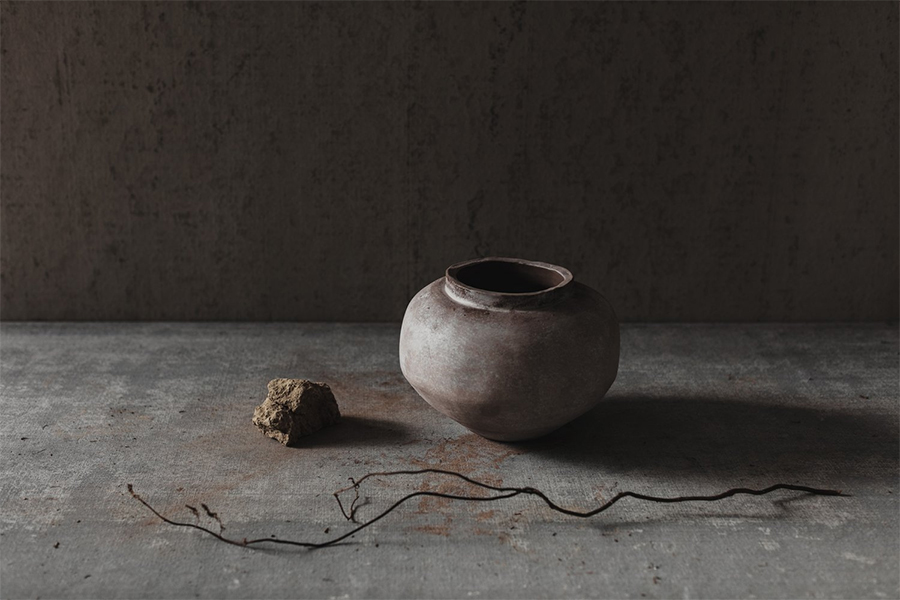 Black stoneware clay vessel by Ilona Golovina