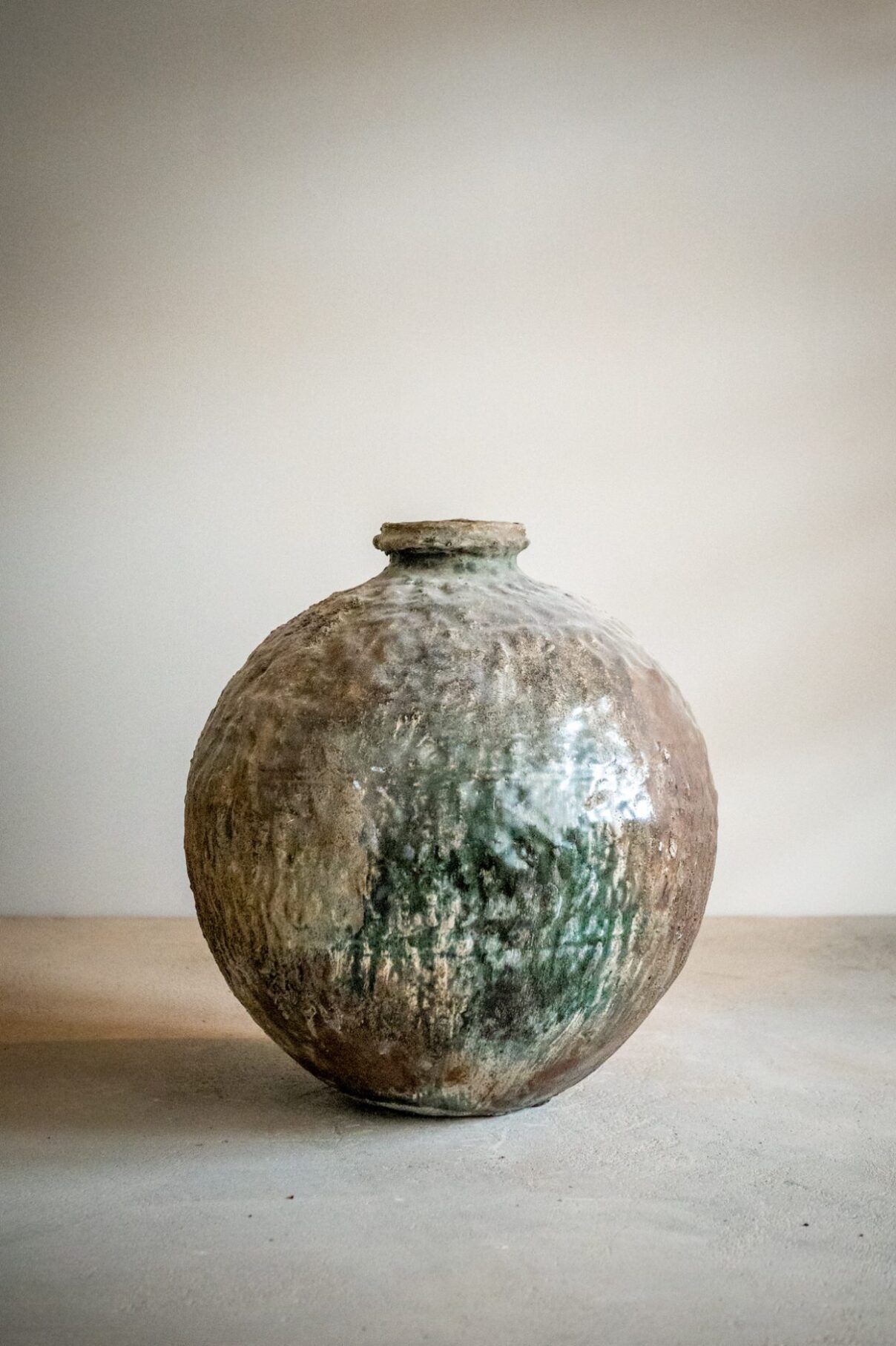 Zablocki masterfully plays with the illusion of drip glaze on his otherwise smooth-surfaced works. This is all possible thanks to his unique use of wood ash.