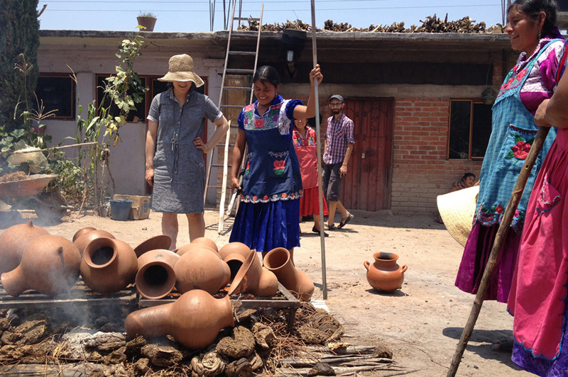 Ovalle watching the firing process with some of the potters from Colectivo 1050°.
